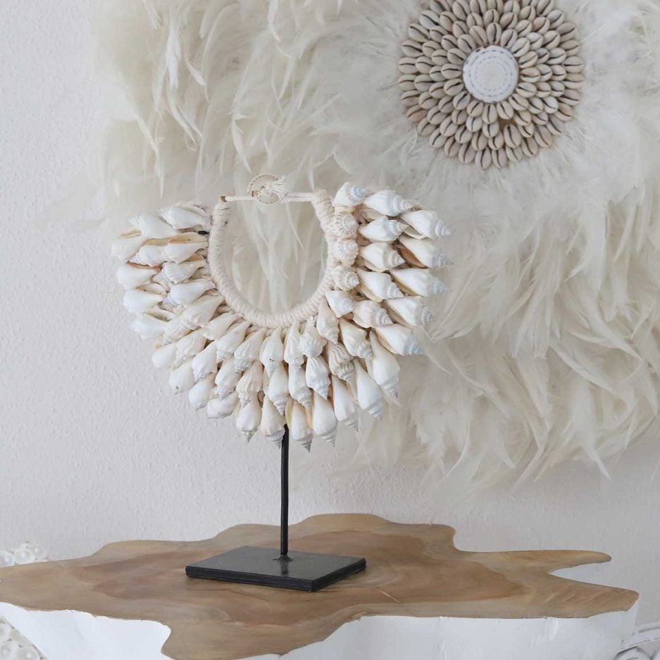 Boho Deko aus Muscheln | Replik einer Halskette aus Papua, auf einem Ständer aus schwarzem Metall ausgestellt Soulbirdee Boho Deko Shop