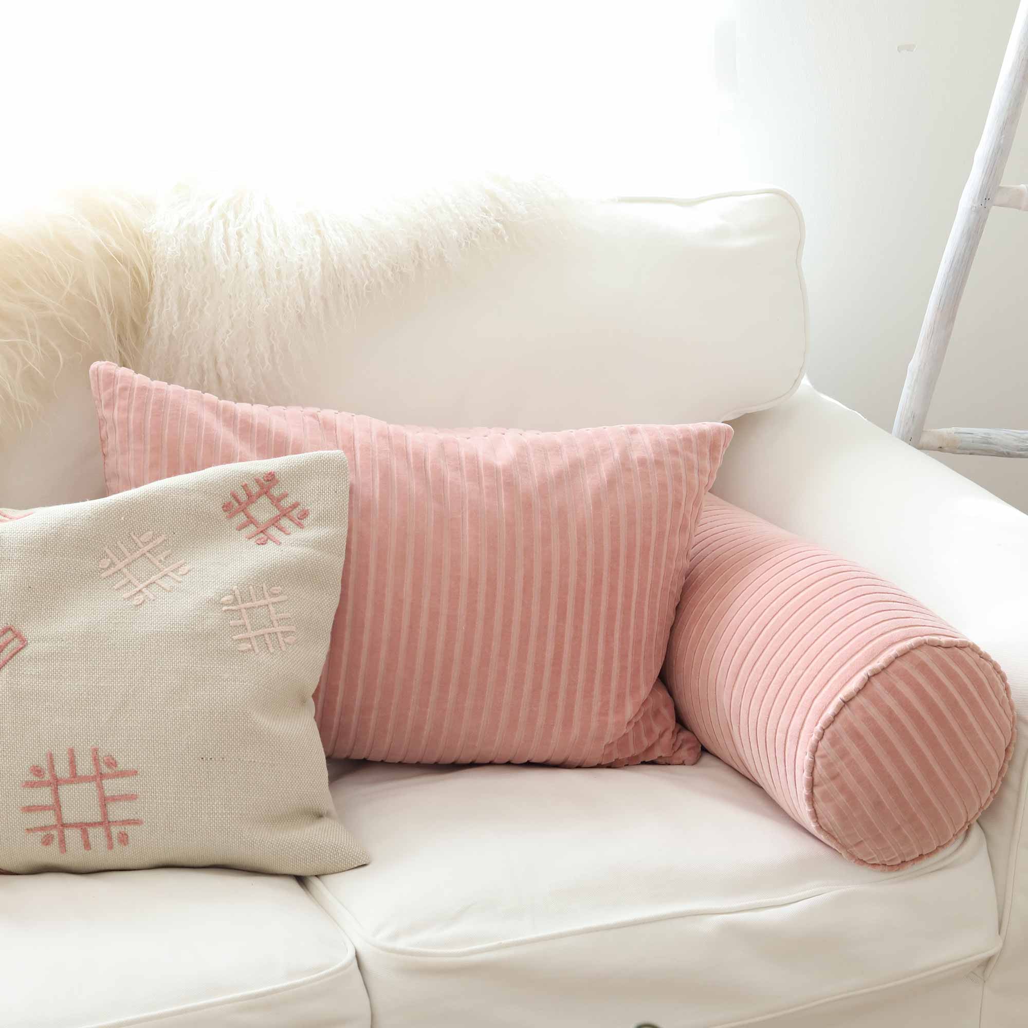Frühlingshaft das Sofa im Wohnzimmer gestalten mit Kissen in Pastellfarben. Rosa Kissen Cord und Bolster Liv Interior