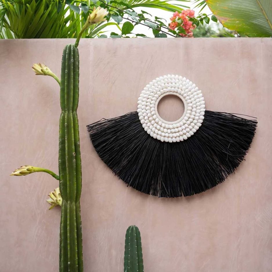 Wanddeko Wohnzimmer rund handgemacht black white Bali Edle Deko aus weißen Muscheln & schwarzem Raffia Bast Marke Bazar Bizar im Soulbirdee Onlineshop