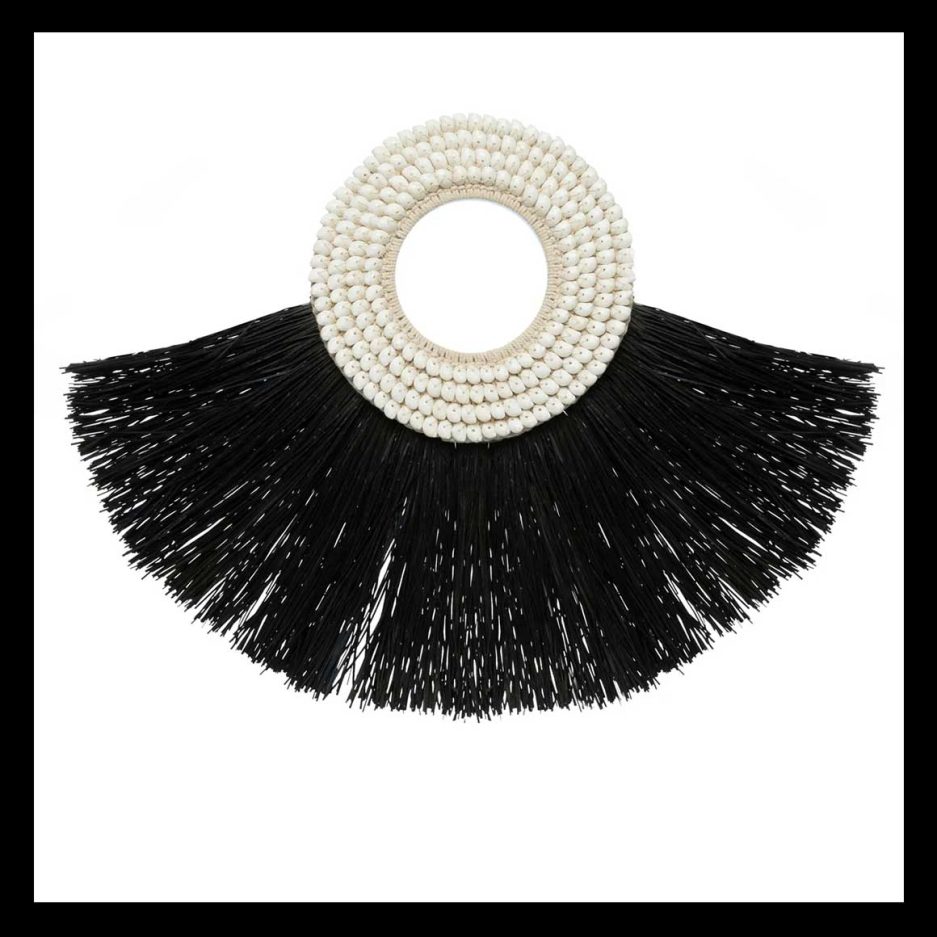 Wanddeko Wohnzimmer in weiß & schwarz Edle Deko aus weißen Muscheln & schwarzem Raffia Bast Marke Bazar Bizar im Soulbirdee Onlineshop