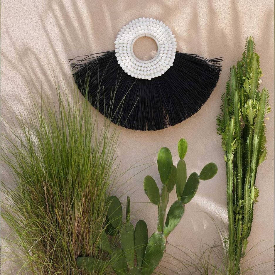 Wanddeko Wohnzimmer Wand Deko in weiß & schwarz Edle Deko aus weißen Muscheln & schwarzem Raffia Bast Bazar Bizar kaufen im Soulbirdee Onlineshop