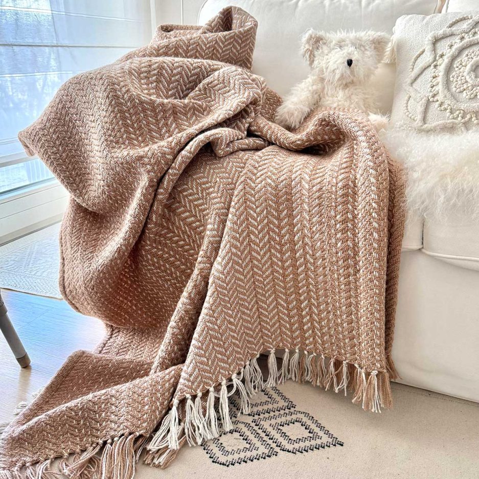 Detail Waschbare Wohndecke Creme Beige neutral tones fischgrät Muster Fransen 175x125 cm Wohnzimmer-Decke Sofa alltagstauglich | Boho Kuscheldecke kaufen im Soulbirdee Onlineshop