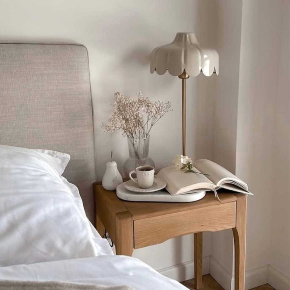 Nachttischlampe Iris Beige Tischlampe Schlafzimmer Gold Leselampe Schreibtischlampe kaufen Soulbirdee Lampenshop Onlineshop