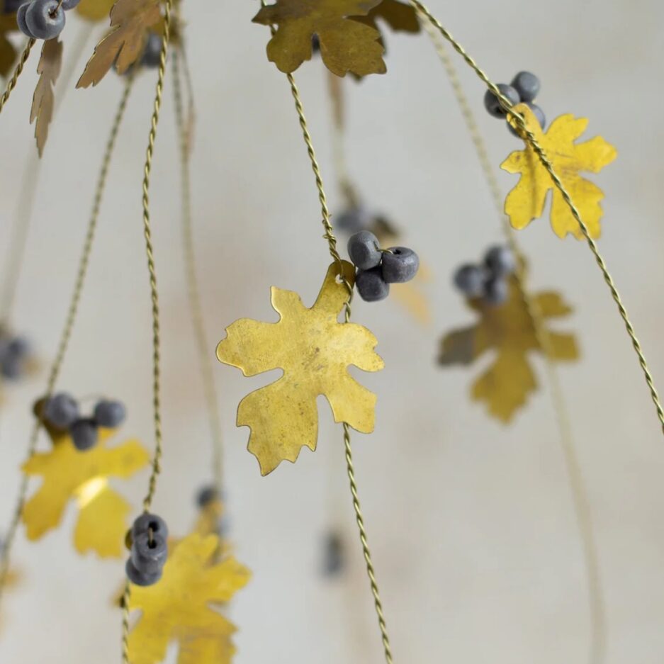 herbstdeko_zweig_hängend_wohnzimmer_blatt_gold_weihnachtsdeko_perlen_weldaad_soulbirdee_onlineshop